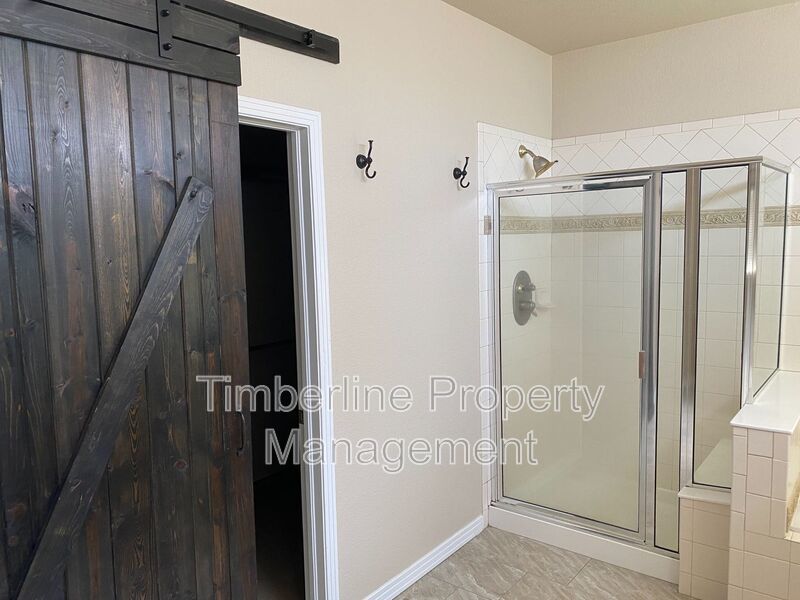 Large D20 6bd Ranch Style Home on Corner Lot....Fabulous North Location property image