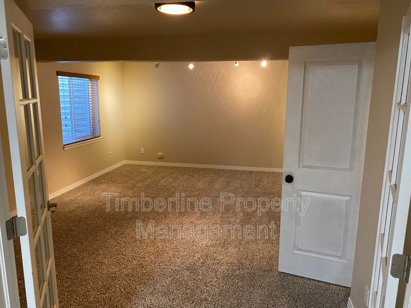 Large D20 6bd Ranch Style Home on Corner Lot....Fabulous North Location property image