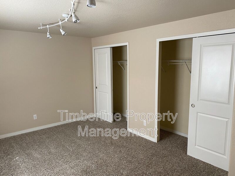 Large D20 6bd Ranch Style Home on Corner Lot....Fabulous North Location property image