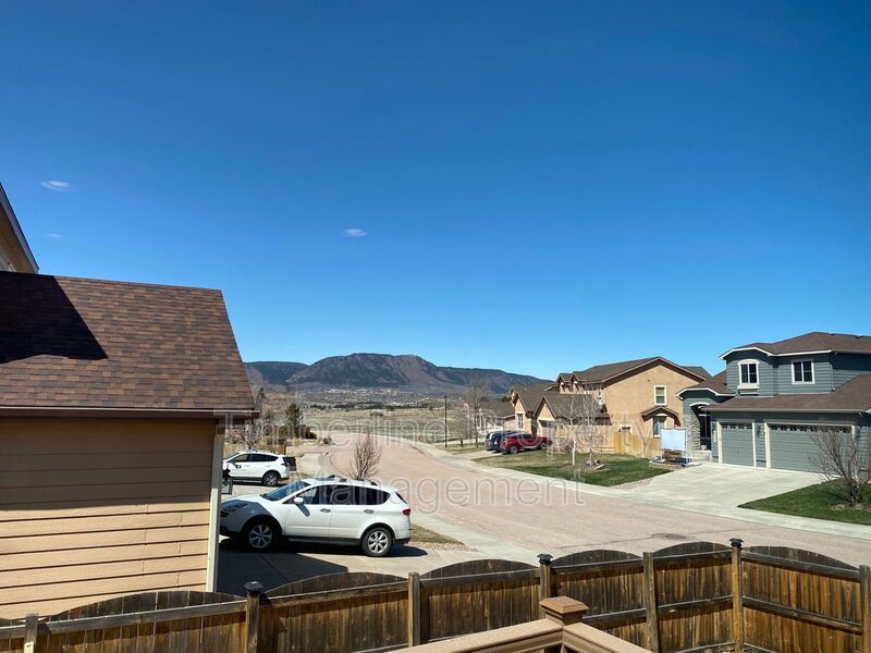 Large D20 6bd Ranch Style Home on Corner Lot....Fabulous North Location property image