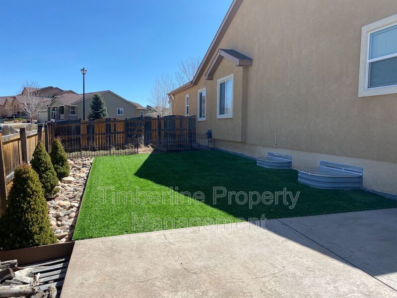 Large D20 6bd Ranch Style Home on Corner Lot....Fabulous North Location property image