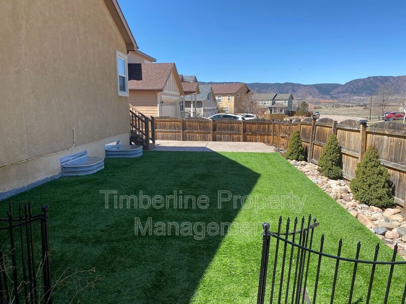 Large D20 6bd Ranch Style Home on Corner Lot....Fabulous North Location property image
