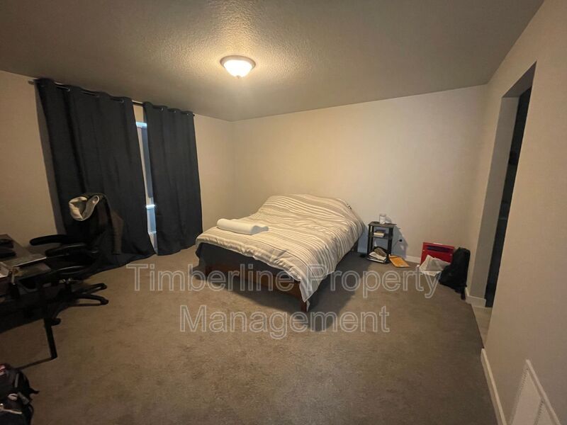 New 3 bedrooms 3.5 bathroom home, closet to Peterson AFB property image