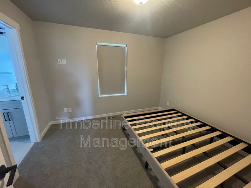 New 3 bedrooms 3.5 bathroom home, closet to Peterson AFB property image