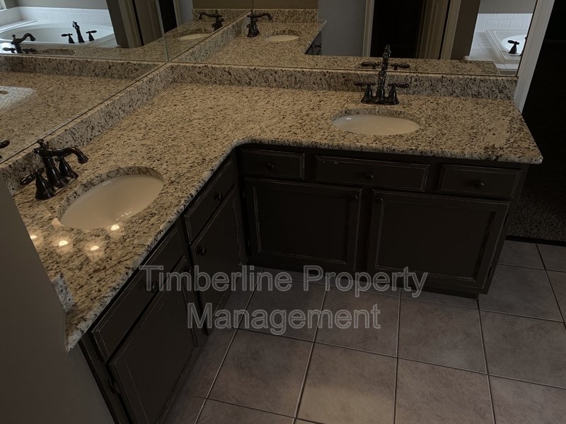 D20 4bdrm Plus Lofted Office or Play Area Near Pine Creek property image