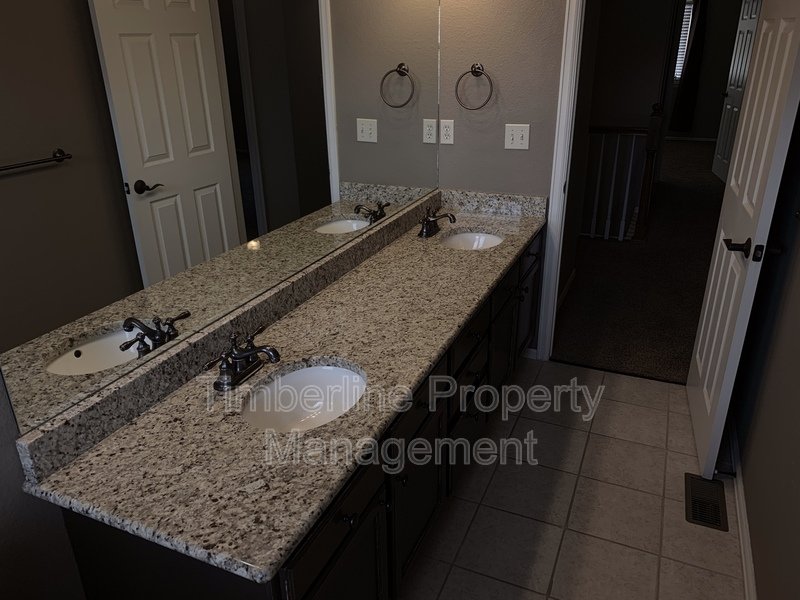 D20 4bdrm Plus Lofted Office or Play Area Near Pine Creek property image