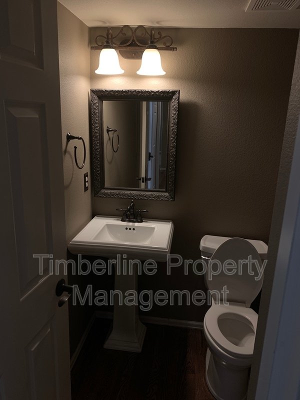 D20 4bdrm Plus Lofted Office or Play Area Near Pine Creek property image
