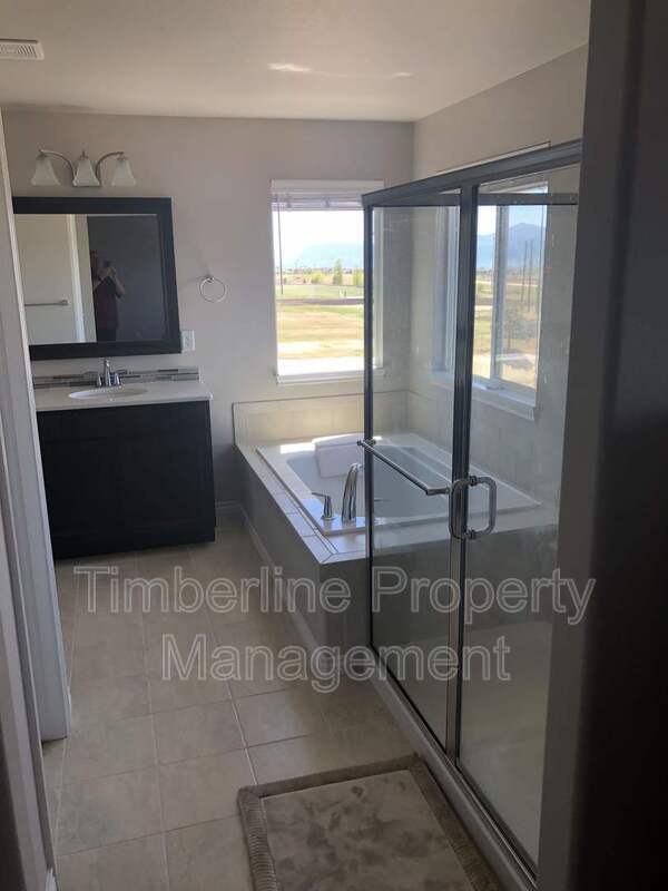 Newer 5bdrm + Office in D20 North Fork With Awesome Views property image